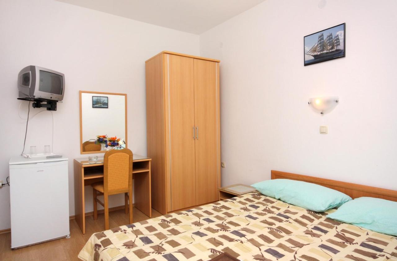 Double Room Vrbnik 5301B Esterno foto