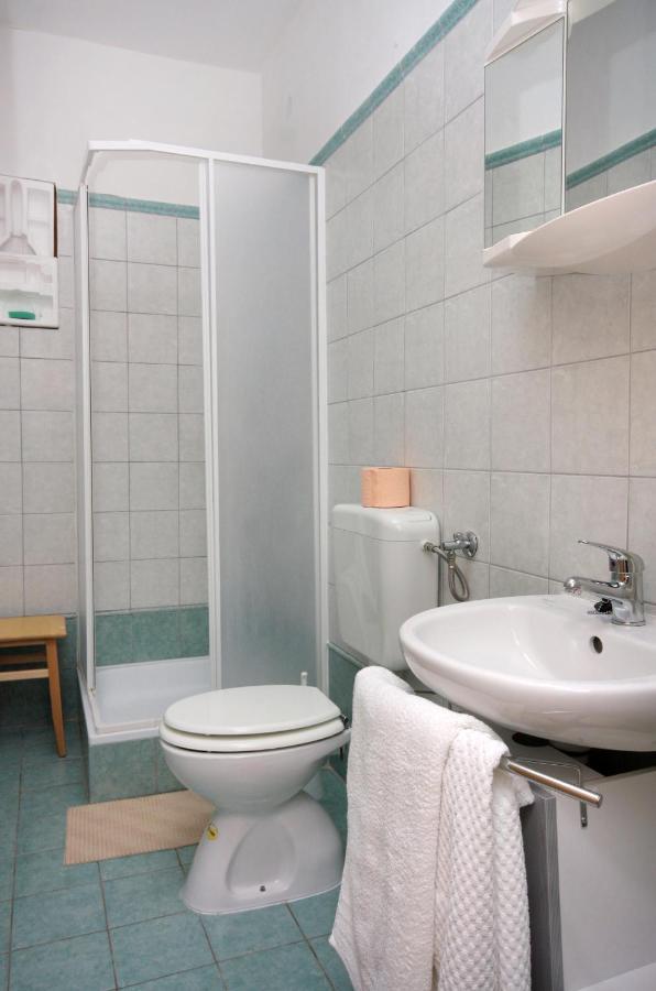 Double Room Vrbnik 5301B Esterno foto